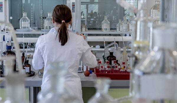 analyses dans les laboratoires pharmaceutiques