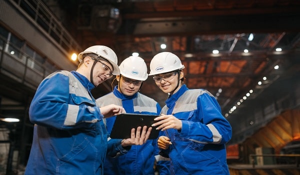 Optimisation des ressources humaines en industrie Human Resources Optimization in Production